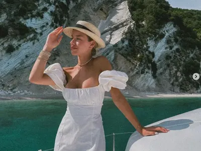 Папи Ханс глези гаджето на яхта в Гърция