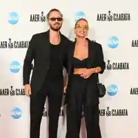 Папи Ханс разходи гаджето си по червения килим