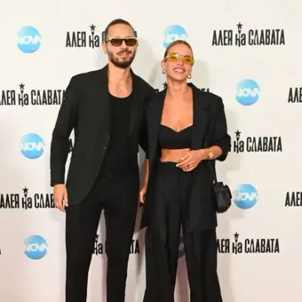 Папи Ханс разходи гаджето си по червения килим