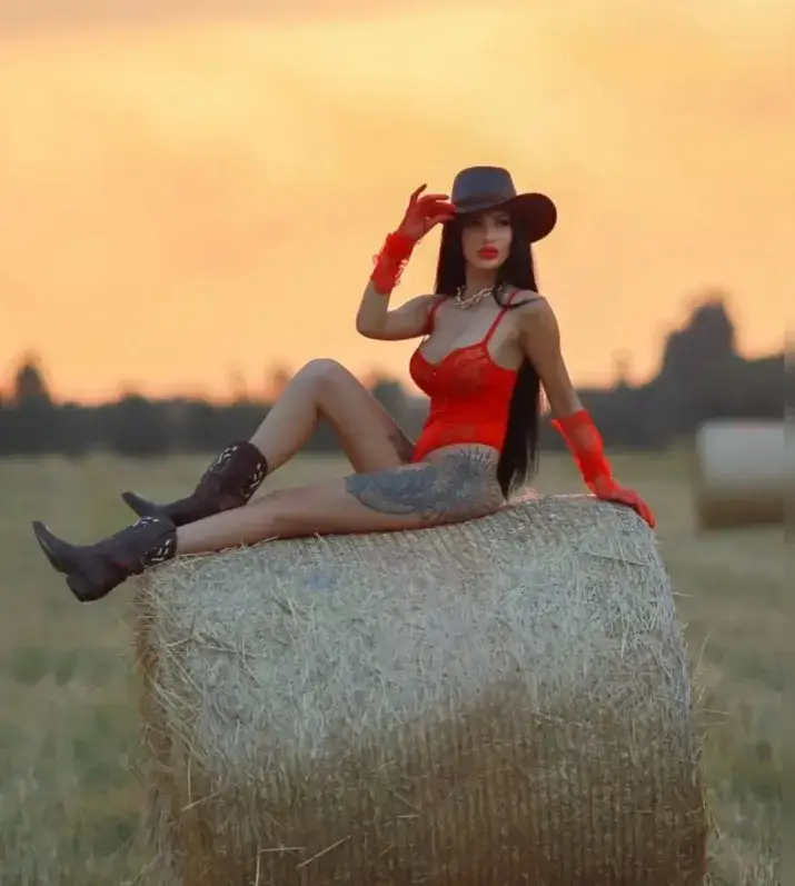 Полугола плеймейтка се метна на бала