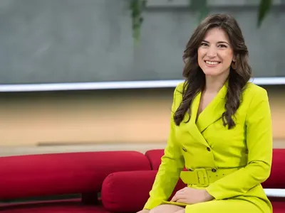 Секси брюнетка сменя Михаил Дюзев в „Пресечна точка”