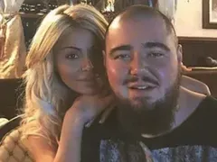 Семейство Гущерови ходят на пазар с охрана