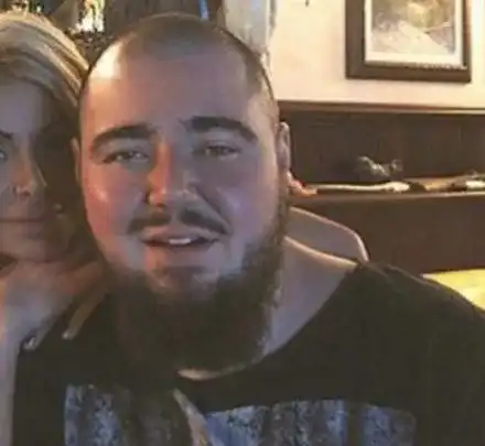 Семейство Гущерови ходят на пазар с охрана