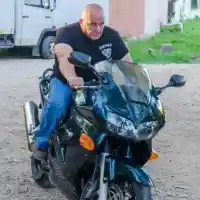 Шкумбата шие потури за внука