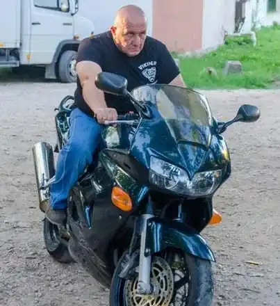 Шкумбата шие потури за внука