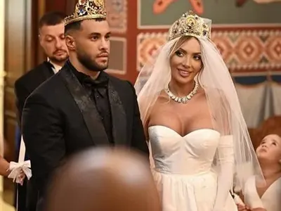 Синът на Джизъса носи халките на сватбата на Златка