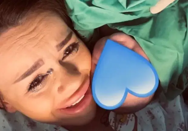 Сузанита нарисува сина си