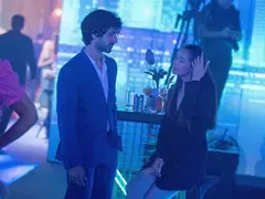 Ергенът Евгени Генчев се фука с нов червен мерцедес