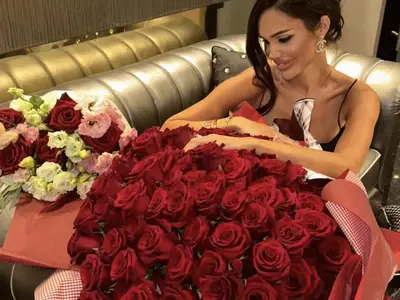 ЗА ЧРД: Фолкаджийката Палома получи 101 червени рози