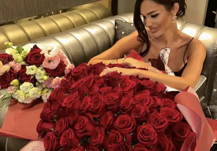 ЗА ЧРД: Фолкаджийката Палома получи 101 червени рози