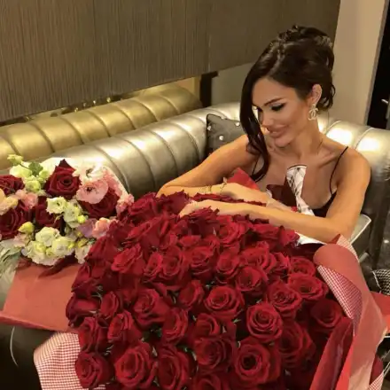ЗА ЧРД: Фолкаджийката Палома получи 101 червени рози