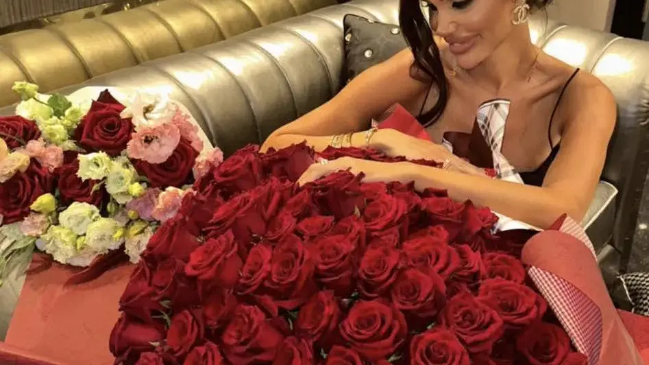 ЗА ЧРД: Фолкаджийката Палома получи 101 червени рози
