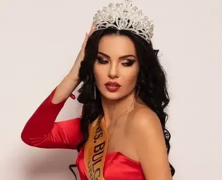 За световния финал на Филипините мисис България плете 120 мартеници