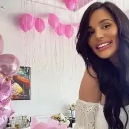 Дъщерята на Палома свири на пиано