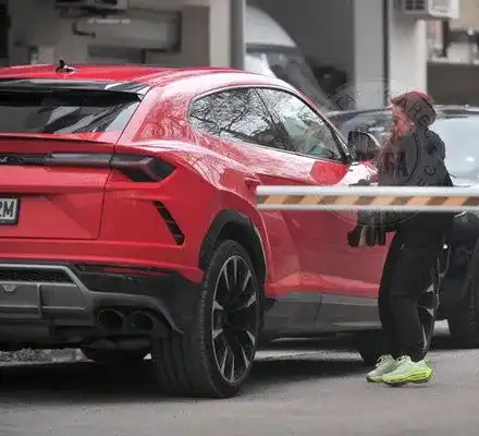 Деца снимат джипката на Отварачката (Папарашки снимки)