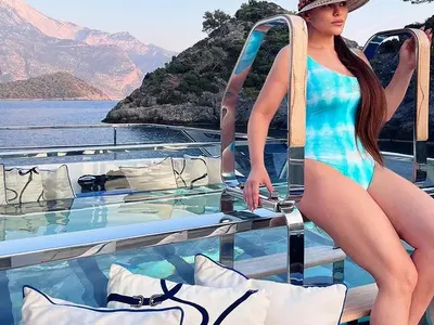 Деси Слава се вози на яхта за $ 5 милиона