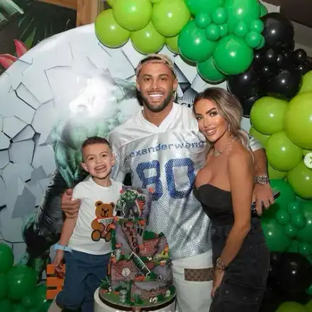 Джизъса отсвири рождения ден на сина си от Златка