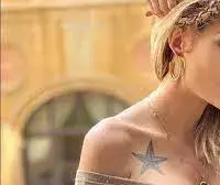 Джулиана Гани палаво сваля презрамка