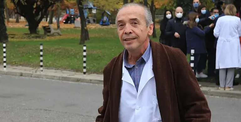 Доц. Мангъров плува за имунитет