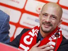 Ел Маестро остави жената и децата