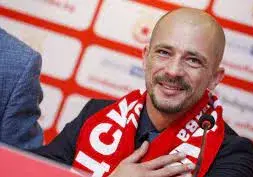 Ел Маестро остави жената и децата