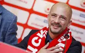 Ел Маестро остави жената и децата