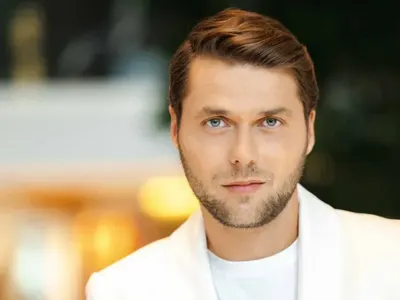 Ергенът 3 е прочувствен певец (Уникална снимка)