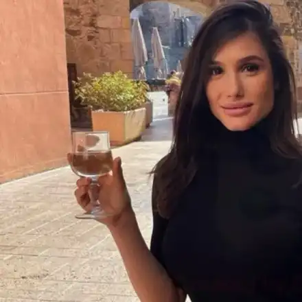 Ергенката Алекс забърка невиждан скандал в ново шоу