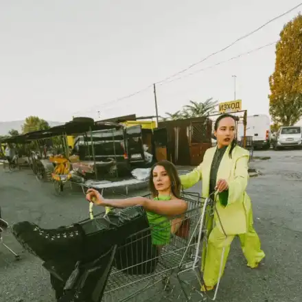 Ергенката Елена моделства на битпазар