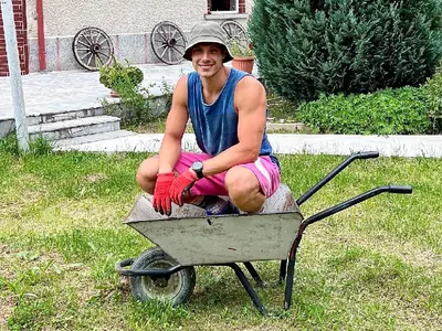 Фенки на Филип Буков копаят в градината на баба му