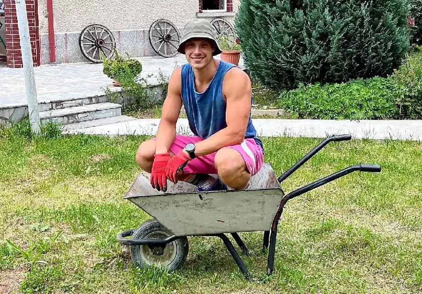 Фенки на Филип Буков копаят в градината на баба му