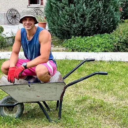 Фенки на Филип Буков копаят в градината на баба му