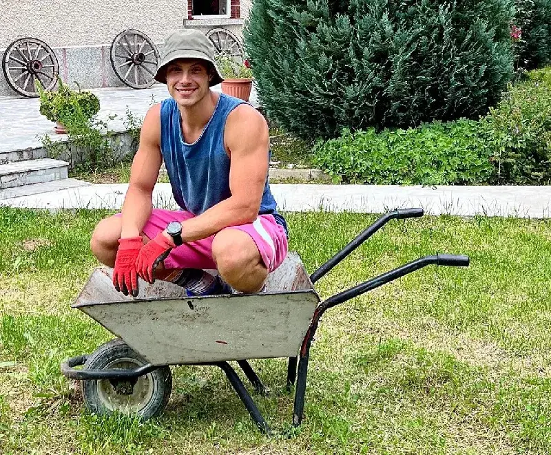 Фенки на Филип Буков копаят в градината на баба му