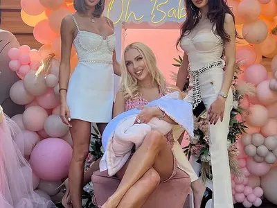 Жасмина ориса бебето с тунинговани мадами, които извадиха всичките си прелести