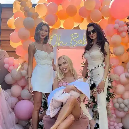 Жасмина ориса бебето с тунинговани мадами, които извадиха всичките си прелести