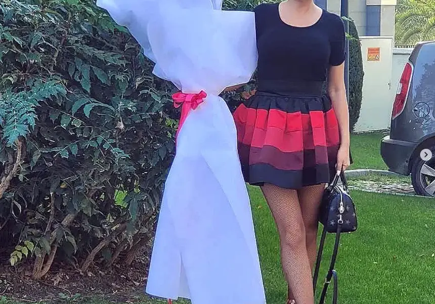 Камелия се фука с букет великан