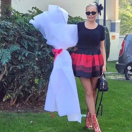 Камелия се фука с букет великан