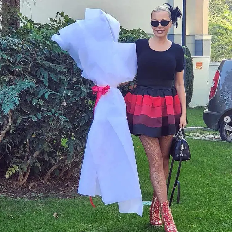 Камелия се фука с букет великан