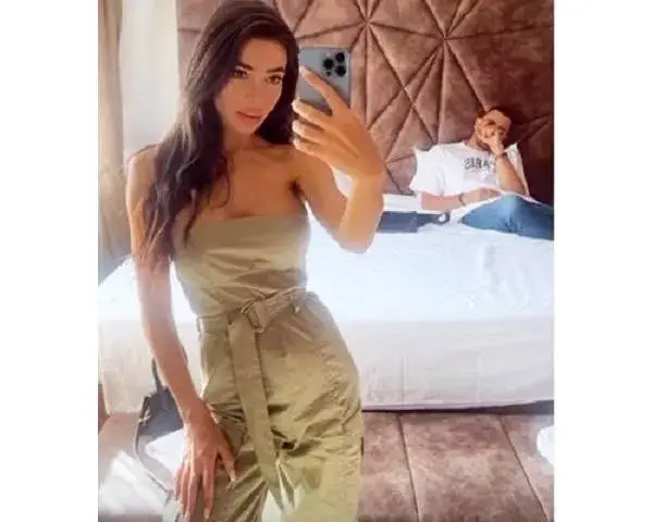 Като принцеса! Новият на Джия я глези по света