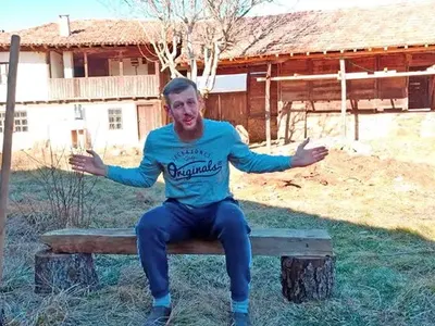 Кемтрейлс облъчва от въздуха участник от „Игри на волята“