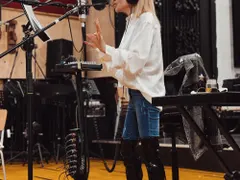 Лили репетира с кожени чизми и с бурканче мед до нея