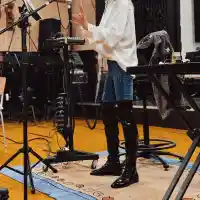 Лили репетира с кожени чизми и с бурканче мед до нея