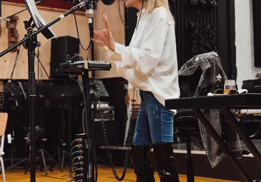 Лили репетира с кожени чизми и с бурканче мед до нея