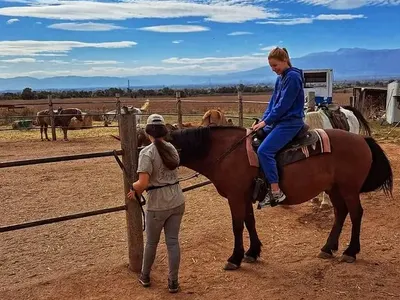 Маданска се качи на кон с децата