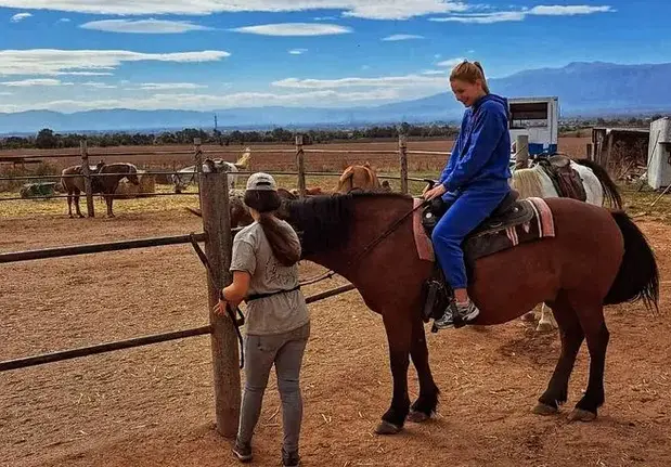 Маданска се качи на кон с децата