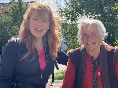 Мира Добрева си бъбри с баба Златка