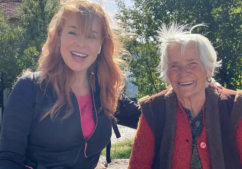 Мира Добрева си бъбри с баба Златка