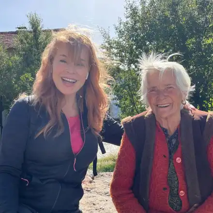 Мира Добрева си бъбри с баба Златка