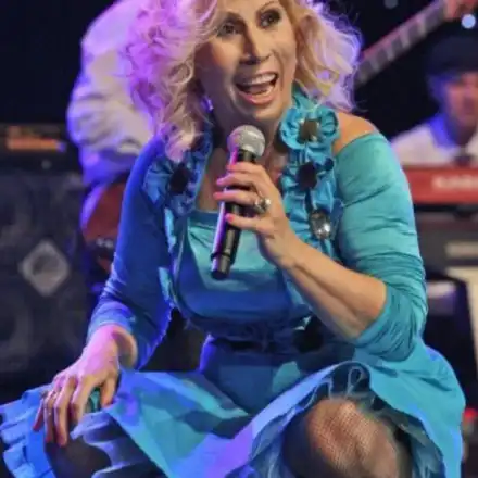 На рождения ден на концерта \"Обич и песен\" в НДК Силви Кацарова пее \"Забранените\" си песни