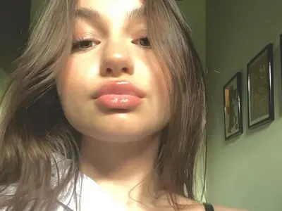 Огромни гърди е наляла певицата чудо Крисия! (Шок СНИМКИ)